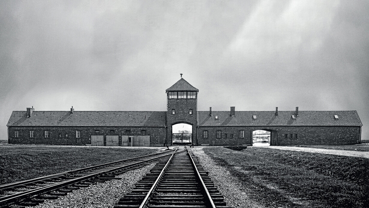 Entrada al campo de exterminio de Auschwitz-Birkenau, Polonia
