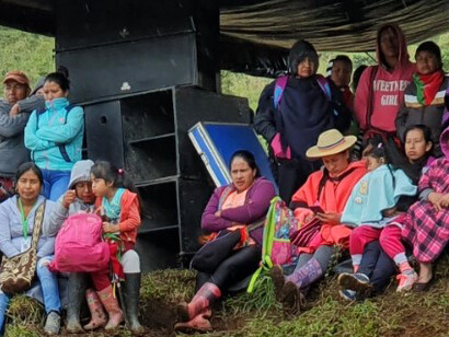 La comunidad de los humanos es solo una de las comunidades de vida que constituyen ese territorio. Pueblo nasa reunido en el Cabildo de Jambaló, 2019, Departamento del Cauca, Colombia