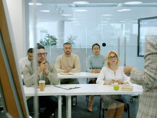 Apprendre, c’est bien plus qu’écouter. C’est s’impliquer, poser des questions, et transformer chaque formation en un véritable échange d’idées