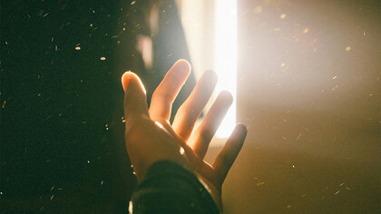 Fresta de luz. A luz entrou no quarto sem pedir licença e inundou-me os olhos enquanto esperava, numa dolência, pelo derramar das horas
