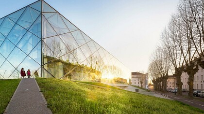 Construcción piramidal de vidrio. Foto: Sergio Grazia