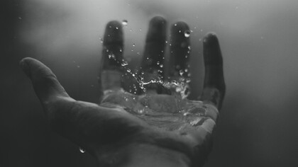 Acqua che cade su una mano