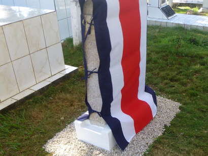Lápida conmemorativa del Dr. Karl Hoffmann, cubierta con la bandera de Costa Rica, antes de su develación. Foto: Luko Hilje