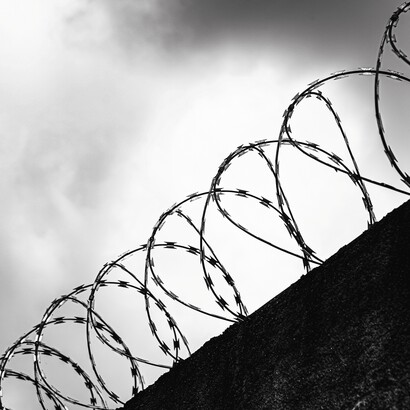 Il testo prevede che l'esecuzione avvenga mediante impiccagione entro 90 giorni dal passaggio in giudicato della sentenza e dispone la segregazione del condannato fino all'esecuzione