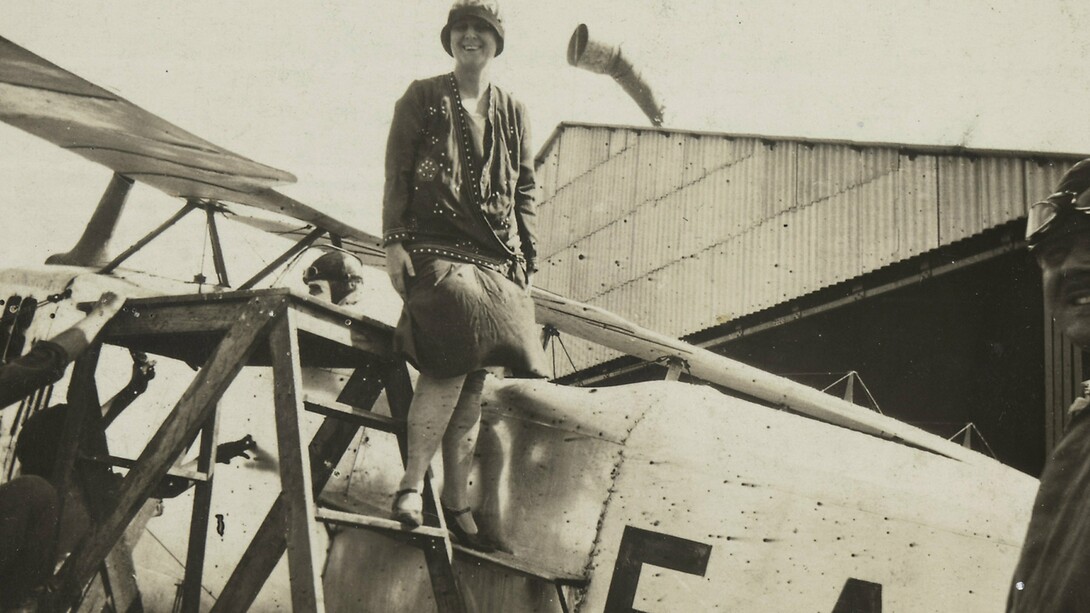 Bertha Lutz em campanha pelo voto feminino. Da taxonomia dos anfíbios aos corredores da diplomacia internacional, a trajetória monumental de uma mulher que usou o conhecimento como ferramenta de transformação social. 