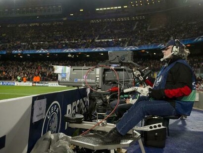 Un operador de cámara durante un partido de fútbol