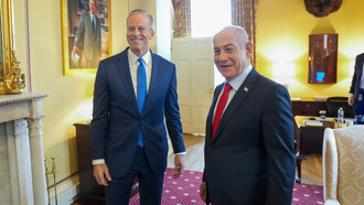 John Thune, Mehrheitsführer im Senat der Vereinigten Staaten und Benjamin Netanjahu, israelischer Premierminister, bei ihrem Treffen im Februar dieses Jahres im Kapitol der Vereinigten Staaten