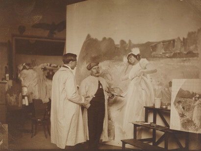 Anónimo, Cecilio Pla en su estudio con Mariano Miguel, junto a uno de los lienzos destinados al Casino de Madrid (detalle), 1910. Cortesía del Museo del Prado