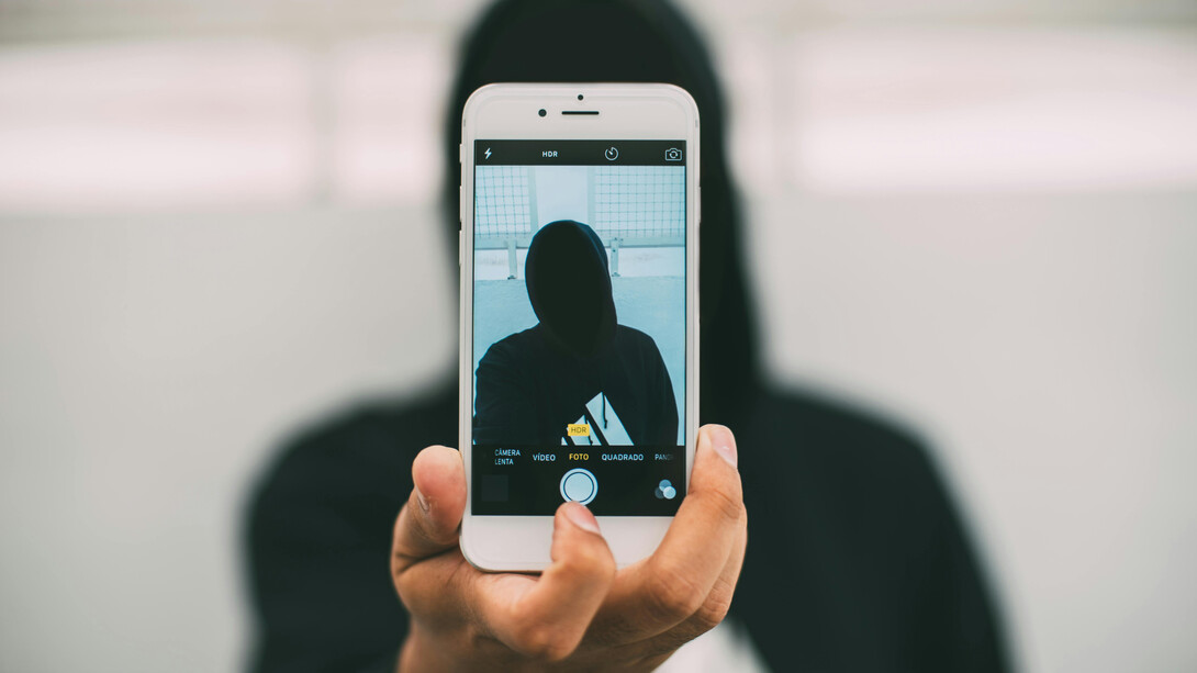 El avance del mundo digital nos sumergió en un juego de máscaras que nos aleja cada vez más de la realidad y quienes nos rodean
