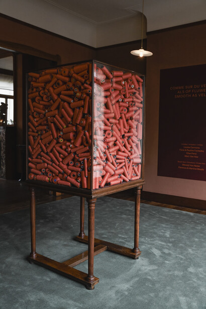 Divers artistes, Comme sur du velours, vue d'exposition. Avec l'aimable autorisation du Musée Horta