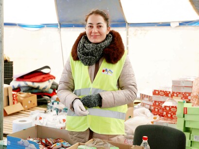 Volunteer handing out supplies at the border of Moldova and Ukraine. Photos from the UN Women
