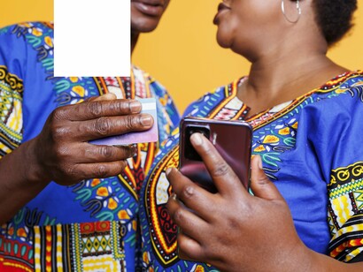 Encontramos nas festas populares incentivada e motivada pelas redes sociais, o aparato das narrativas midiáticas, desde as inscrições online, apresentação simultânea pelo youtube ou instagram e facebook, onde o virtual e o real se misturam para dar visibilidade ao mundo espetacular da criatividade. Nesse cenário controverso, as culturas populares se atualizam, porque a sua sobrevivência faz parte do acesso