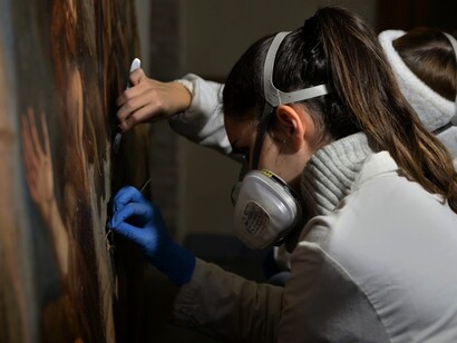 Roma, Basilica dei Santi Cosma e Damiano, Allieva dell’Istituto Restauro Roma impegnata in operazioni di Restauro nel Laboratorio della Basilica
