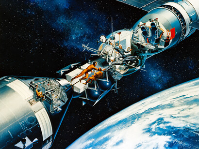 Illustrazione artistica delle navicelle Apollo e Soyuz agganciate in orbita terrestre. Questa scena rappresenta il momento in cui i due equipaggi internazionali si incontrano per la prima volta nello spazio