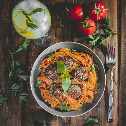 Mito: pizza hawaiana? Un classico, anche in Italia! Realtà: per molti italiani è una blasfemia culinaria. La pizza è un'arte e l’ananas non fa parte degli ingredienti ammessi