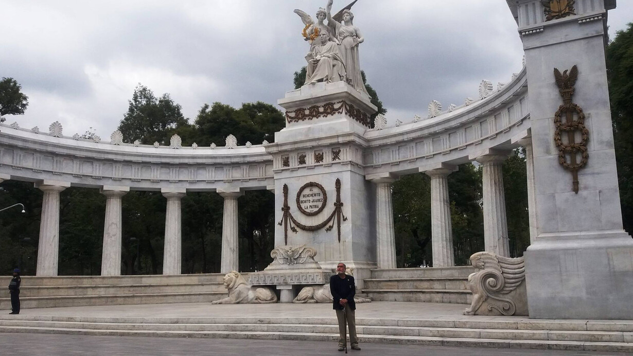 Alfonso Chase frente al Hemiciclo a Juárez, Ciudad de México