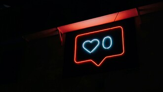 I social network hanno trasformato il dibattito pubblico in uno spazio dove l’anonimato e la deresponsabilizzazione favoriscono odio e violenza verbale