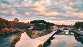 L’Isola Tiberina, sospesa tra le sponde del Tevere, è un piccolo gioiello romano, dove storia, leggenda e bellezza si intrecciano in un angolo di pace nel cuore pulsante della città eterna, Roma, Italia