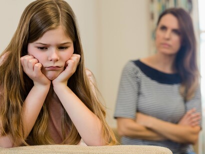 Mãe e filha em conflito. O distanciamento emocional e a falta de empatia vivenciados na infância podem se refletir em outras áreas da vida do adulto. Relações amorosas, amizades e até mesmo relações profissionais podem ser afetadas, pois a pessoa com esse histórico tem dificuldade em confiar nos outros, muitas vezes isolando-se e buscando relacionamentos disfuncionais que repetem o padrão de abuso emocional vivido com a mãe. Isso pode levar a uma série de comportamentos autodestrutivos, como a tendência a se submeter a relacionamentos abusivos ou a negligenciar suas próprias necessidades em favor das expectativas dos outros