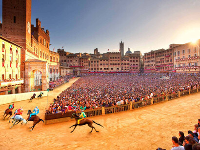 Massiccio afflusso nel Palio di Siena