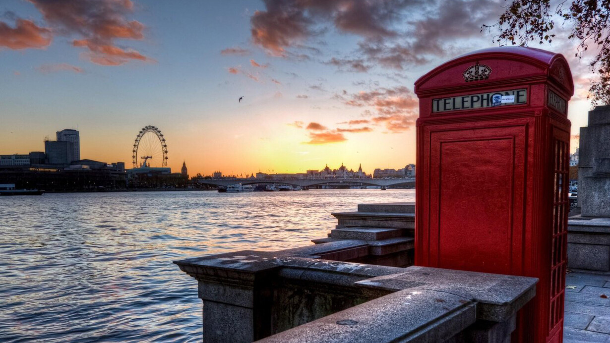 Londres. Una cabina telefónica junto al Támesis