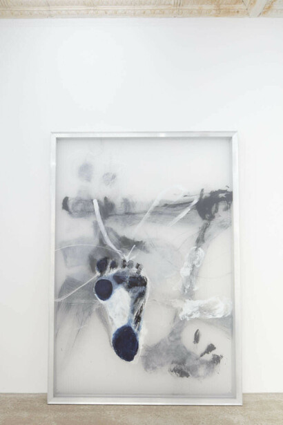 Sarah Loibl
Untitled
2019
acrylic on gauze
stack of 3 frames, each 300 x 210 cm / unique work. Courtesy the artist and Daniel Marzona, Berlin.
Photo: Thomas Bruns