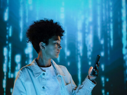 Los datos personales son usados para dirigir publicidad hiperespecífica que influye no solo en el consumo, sino también en nuestras ideas y decisiones políticas