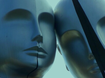 Escultura Cabeças, de Salvador Dalí. Em todos os sentidos em que empregamos à palavra cabeça, ela tem a mesma origem (do latim vulgar: capitia, proveniente do latim clássico: caput-is)