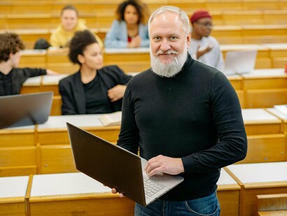Sala de aula em universidade. E não é só por nós mesmos, mas também pelos nossos alunos. Crianças e adolescentes sentem o clima emocional da sala de aula. Se o professor está sempre estressado ou irritado, eles percebem. Pode até parecer que eles estão distraídos, mas na verdade, eles estão absorvendo tudo. Um professor equilibrado cria um ambiente de aprendizado seguro e motivador, onde os alunos se sentem valorizados e inspirados