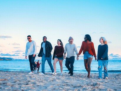 Amigos juntos na praia criando memórias