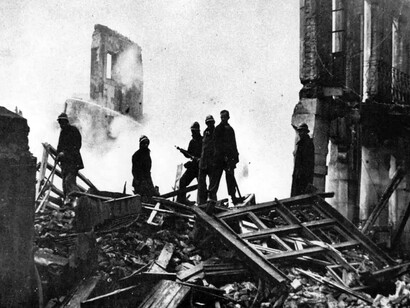 Los bombreros de Bilbao, prestando auxilio en Guernica, tras los bombardeos de 1937