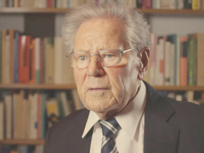 Hans Küng: su actitud crítica frente a la Santa Sede, y especialmente frente a la figura del papa Juan Pablo II, le convirtieron en uno de los principales teólogos críticos