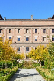 "Domus Nova", Mantova, Italia. Qui si può ammirare un originalissimo soffitto a cassettoni lignei che riproduce un labirinto dorato su fondo azzurro. Nei corridoi del labirinto, spicca la famosa scritta “Forse che sì forse che no”