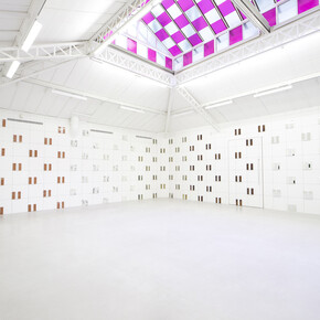Toutes les images: Daniel Buren « Photos-souvenirs » : Vue de l’exposition / View of the exhibition « Au fur et à mesure, travaux in situ et situés », kamel mennour (6 rue du Pont de Lodi), Paris, 2015 © ADAGP Daniel Buren, Photo: Fabrice Seixas, Courtesy the artist and kamel mennour, Paris