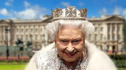La reina Isabel II de Inglaterra frente al palacio de Buckingham, Londres