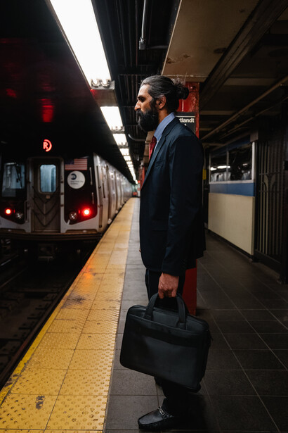 Analista quantitativo se desloca por metrô na cidade de Boston, Estados Unidos