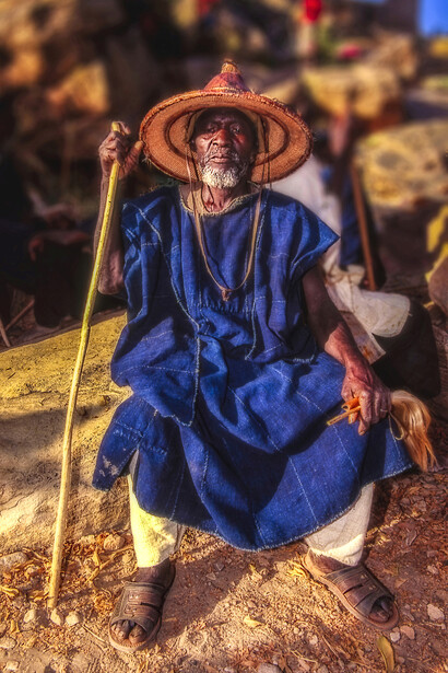 Mali – Uomo in abito tradizionale in un villaggio Dogon, foto Sergio Pessolano