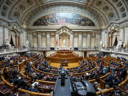 Deputados em sessão parlamentar no interior da Assembleia da República de Portugal. O texto questiona a capacidade do sistema político de responder às expectativas da população