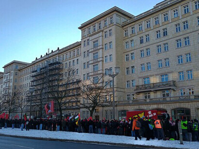 La izquierda conmemora la muerte de Karl Liebknecht y Rosa Luxemburg, 2026. Puerta de Fráncfort, Berlín, Alemania