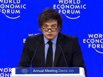 Javier Milei, autodenominado "libertario", ha radicalizado el discurso neoliberal al rechazar la justicia social, tildar al Papa Francisco de "representante del maligno" y promover un ultraderechismo que ve en la libertad individual un arma contra cualquier regulación estatal