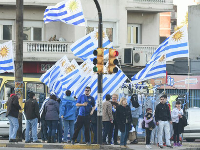 Grupo de aficionados uruguayos apoyando a la selección de fútbol nacional, el deporte celebre en el país del Cono Sur