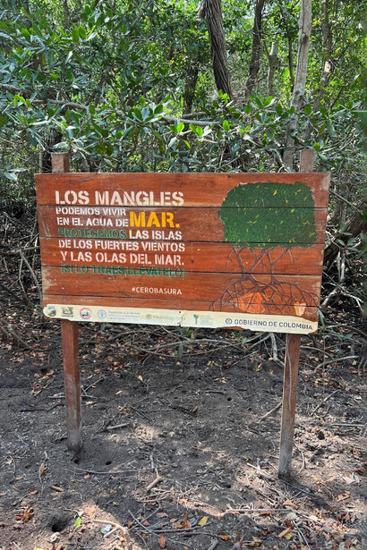 Cartel informativo en el Manglar de las Islas del Rosario, Cartagena, Colombia