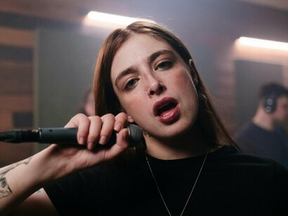 Bob Dylan emergiu na década de 1960 como uma voz influente no movimento pelos direitos civis e contra a guerra. Suas composições, como "Blowin' in the Wind" e "The Times They Are A-Changin'", tornaram-se hinos de protesto. As melodias de Dylan, muitas vezes simples e acessíveis, permitiram que suas letras carregadas de significado ressoassem profundamente com o público