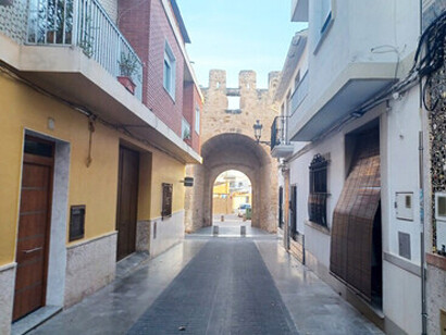 La ubicación exacta de las escenas de los crímenes no ha trascendido a los medios. El Portal de Valencia en las murallas de Benisanó, Valencia, España