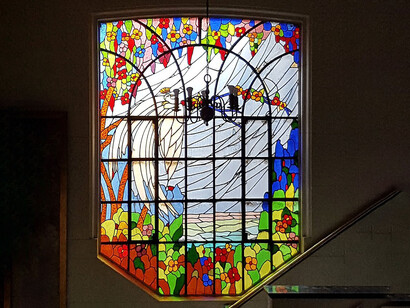 Vista completa del vitral en la escalera (pared poniente) de la Casa del Escritor, Santiago, Chile