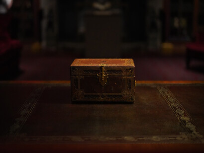 León tomó la cajita que venía en el paquete y palpó extasiado la suave seda del forro