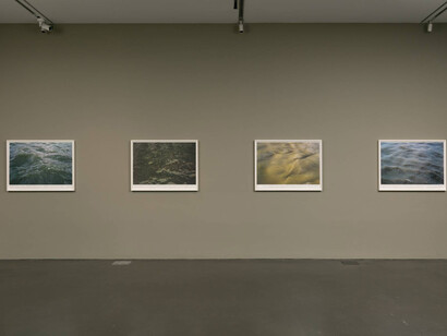 Roni Horn, Agua, agua en la pared, eres la más bella de todas, vista de exhibición. Cortesía del MCA Denver
