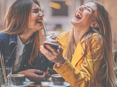 Le donne si relazionano tra loro in modo diverso dagli uomini