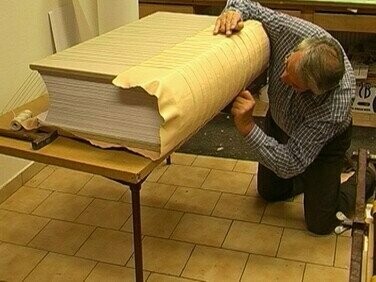 Homem produz cópia do Códex Gigas. O livro mede 92 cm de altura, 50 cm de largura e 22 cm de espessura, sendo considerado o maior manuscrito medieval conhecido. Ele contém 310 folhas de pergaminho, feitas de pele de bezerro, e pesa aproximadamente 75 kg