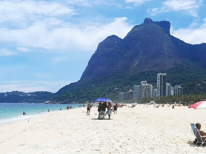 Praia de São Conrado, Rio de Janeiro, Brasil. Um dos cartões postais do Rio, a Pedra da Gávea é o maior monolito à beira mar do mundo, mais de 800 metros de altitude, sempre foi uma referência para navegadores e há uma trilha que tendo bom preparo físico dá para fazer belas fotos. A praia de São Conrado vai até ao final dos prédios residenciais se juntando à Praia do Pepino, que tem área específica para pouso dos parapentes e de asas deltas